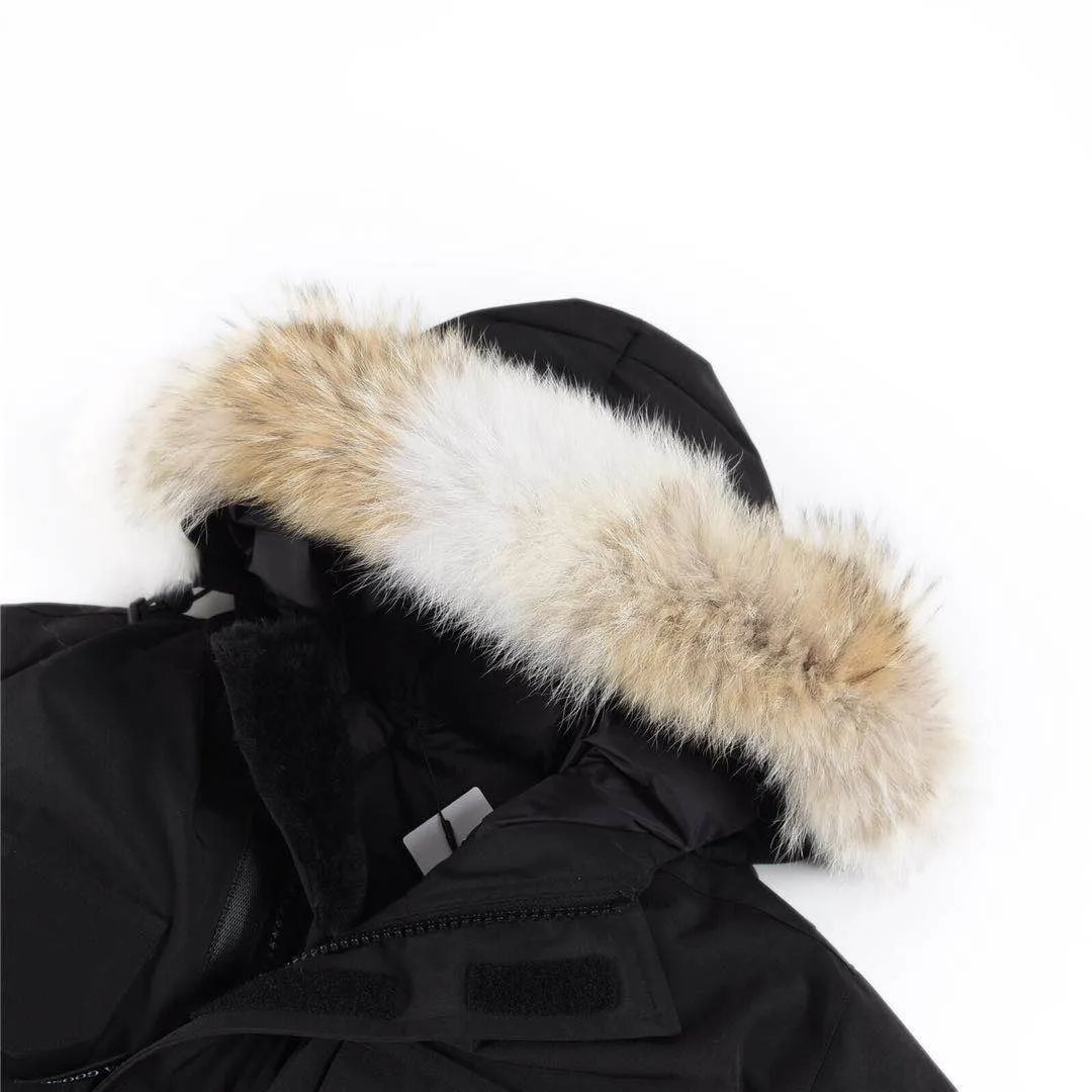 P780 with dust bag) Canada Goose Canada Goose #Expedition expedition parka classic down jacket ➖ Imported 21-count polyester-cotton blended original fabric [last year’s 16-count/18-count hard fabrics have been completely eliminated, this year all use 21-count genuine synchronized fabrics, the soft mid-band feels delicate and textured], genuine synchronized Feather-Light 10D waterproof coated fabric, made of 84.5% polyester fiber and 15.5% cotton, 100% the best feel in the entire network! ➖ The genuine official website is synchronized with the national standard 80 white duck down, you can check the official website customer service, there will never be a series of misleading claims such as 90 down or goose down! ➖ Using the best nylon lining with double double-layer sealing design, velvet-proof No. 7 needle + grid-filled down ready-made garments, there is 100% no so-called velvet running! ➖ The cuffs are designed with thickened seamless threads, and the collar and pockets are lined with top-quality polar fleece to keep you warm and comfortable! ➖ Yoshida YKK provides original custom-made electroplated sliders. YKK two-way lockable zippers are tight and smooth and will not peel off paint! ➖ 3M composite guarantees that the Velcro is the same as the original, durable, and all accessories and hardware are custom-made! ➖ Imported BEHRINGER embroidery machine to customize the 10,000-needle embroidery logo, 98% of which can be reproduced to restore the original logo. You can check and compare on the official website! ➖ The fur collars are all made of large pieces of Western Canadian blue wolf hide, ensuring that each fur collar is 13-15cm wide! 08 models for men and women SIZE: XS S M L XL XXL